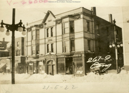 1924: Michael Rubinsky et al shops and apartments on Congress St. in front of Etz Chaim synagogue. The brick building to the left is still there today: a bookstore and apartments above.