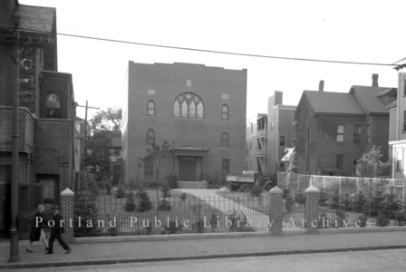 Etz Chaim in 1941. The photo was taken for the Press Herald on the occasion of the decication of its new garden in front, and entrance.